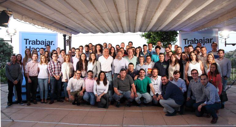 González Pons y Labrador junto a un grupo de jóvenes este domingo en Toledo