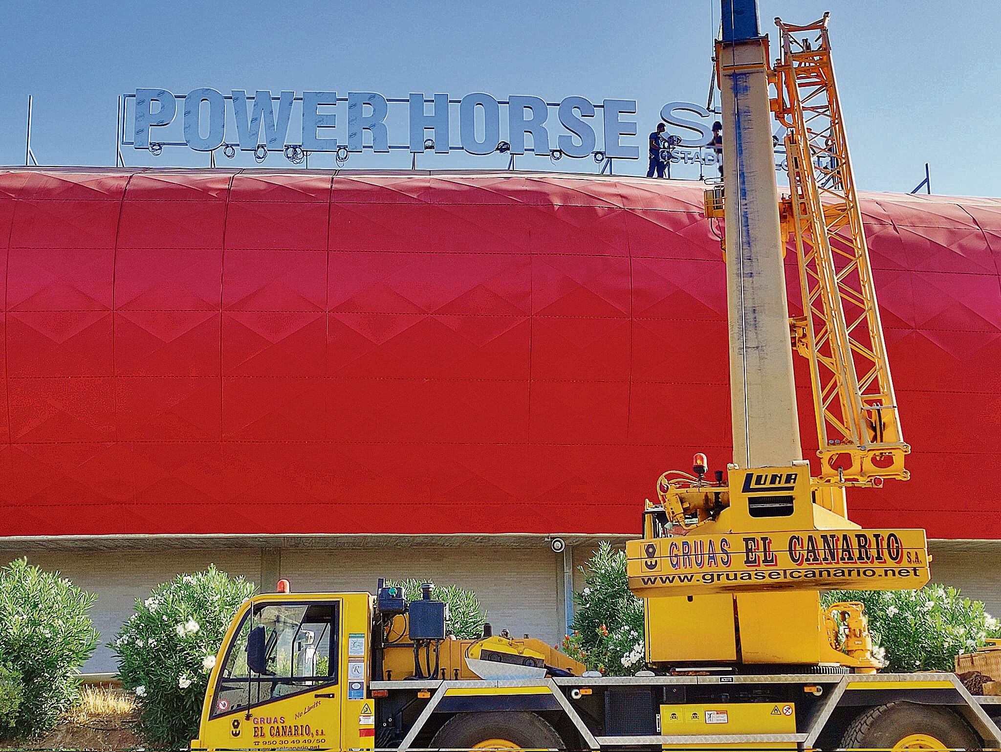 El cartel del Power Horse en el fondo sur