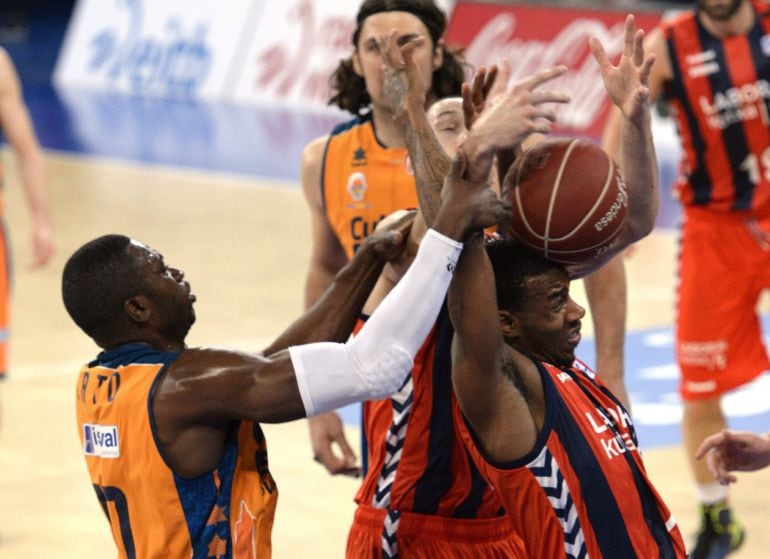 GRA074 VITORIA, 29/3/2015.- El pivot del Valencia Basket Matias Boho,iz., lucha en un salto con el pivot británico del Caja Laboral, Colton Iverson,durante el partido de la 26ª jornada de la Liga Endesa que ambos equipos disputaron hoy en el pabellón Fernando Buesa Arena de Vitoria. EFE/ADRIÁN RUIZ DE HIERRO-