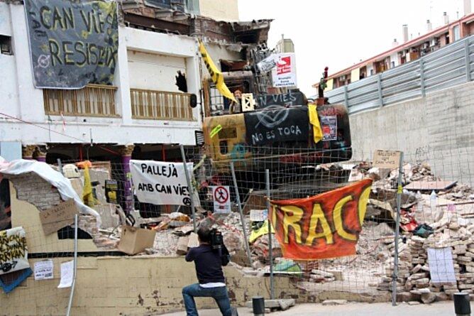 L'edifici de Can Vies, a mig enderrocar i amb pancartes de suport a l'okupació, una setmana després del desallotjament.