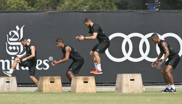 Danilo, durante un entrenamiento con el Real Madrid en Los Ángeles junto a Carvajal, Varane y Nacho