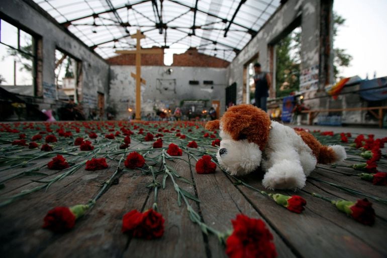  Flores en el gimnasio clacinado de la escuela de Beslan, que se cobró 330 victimas mortales en un ataque terrorista perpetrado en el 2004