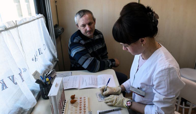 Imágen de una doctora de familia atendiendo a un paciente.