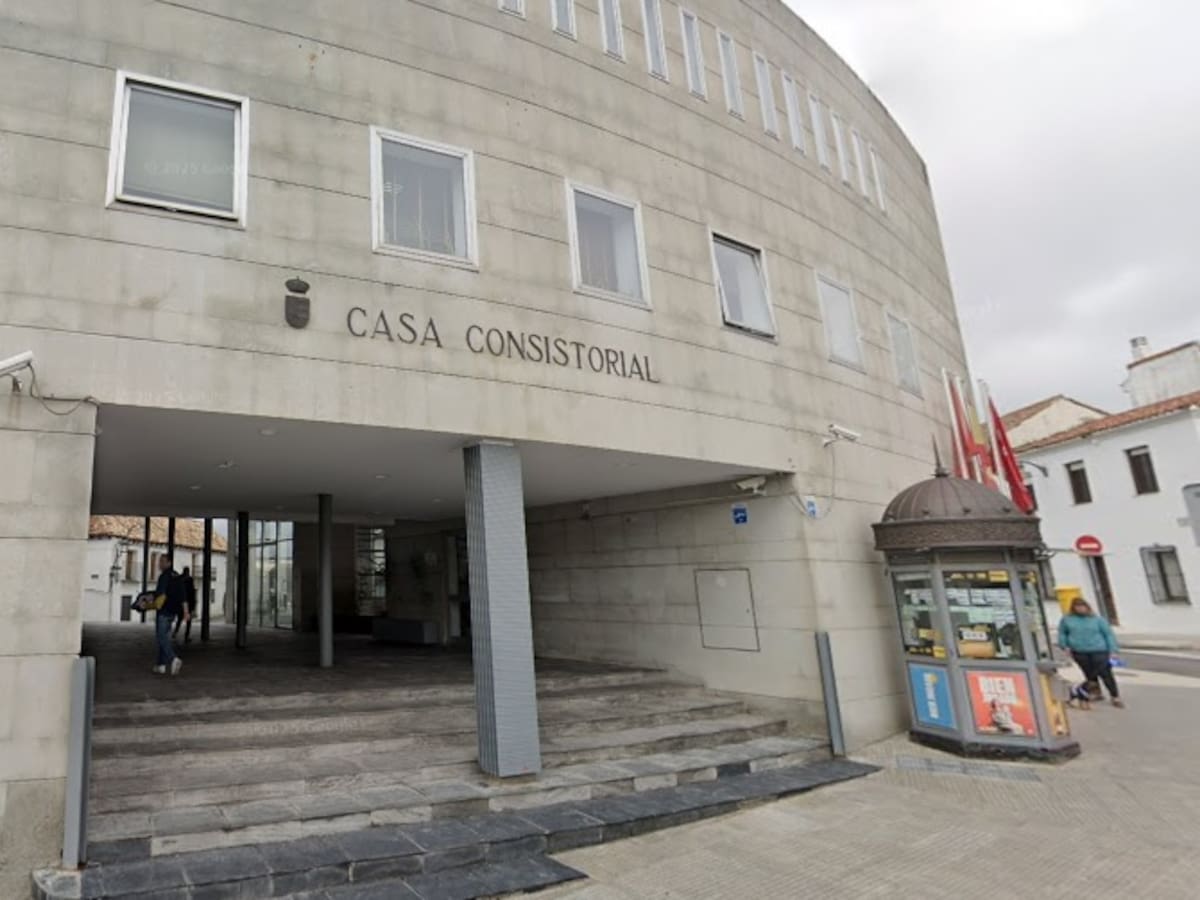 Critican la falta de conserjes en Parla: menos trabajadores que puestos que cubrir, directores abriendo colegios y falta de responsables