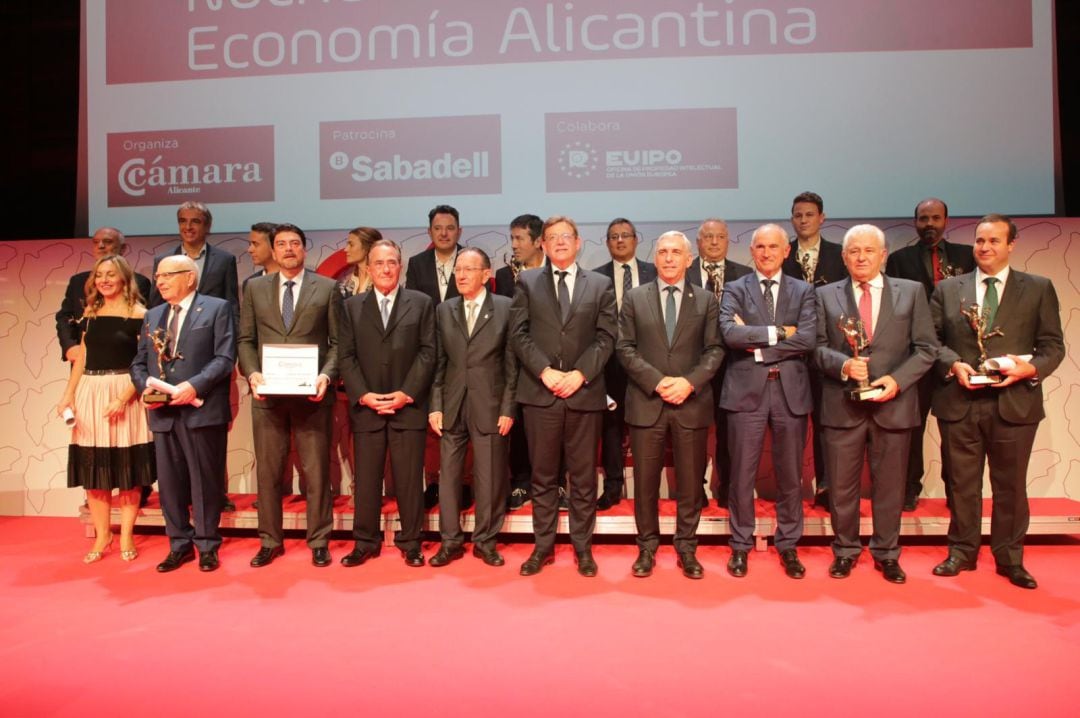 Premiados en la Gala de la Noche de la Economía Alicantina junto con el presidente de la Cámara Juan Riera y el president de la Generalitat, Ximo Puig