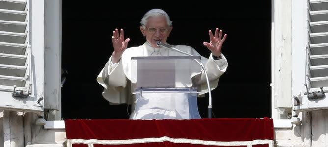 El papa Benedicto XVI dirige desde la ventana de su apartamento en la Plaza de San Pedro del Vaticano su último ángelus dominical.