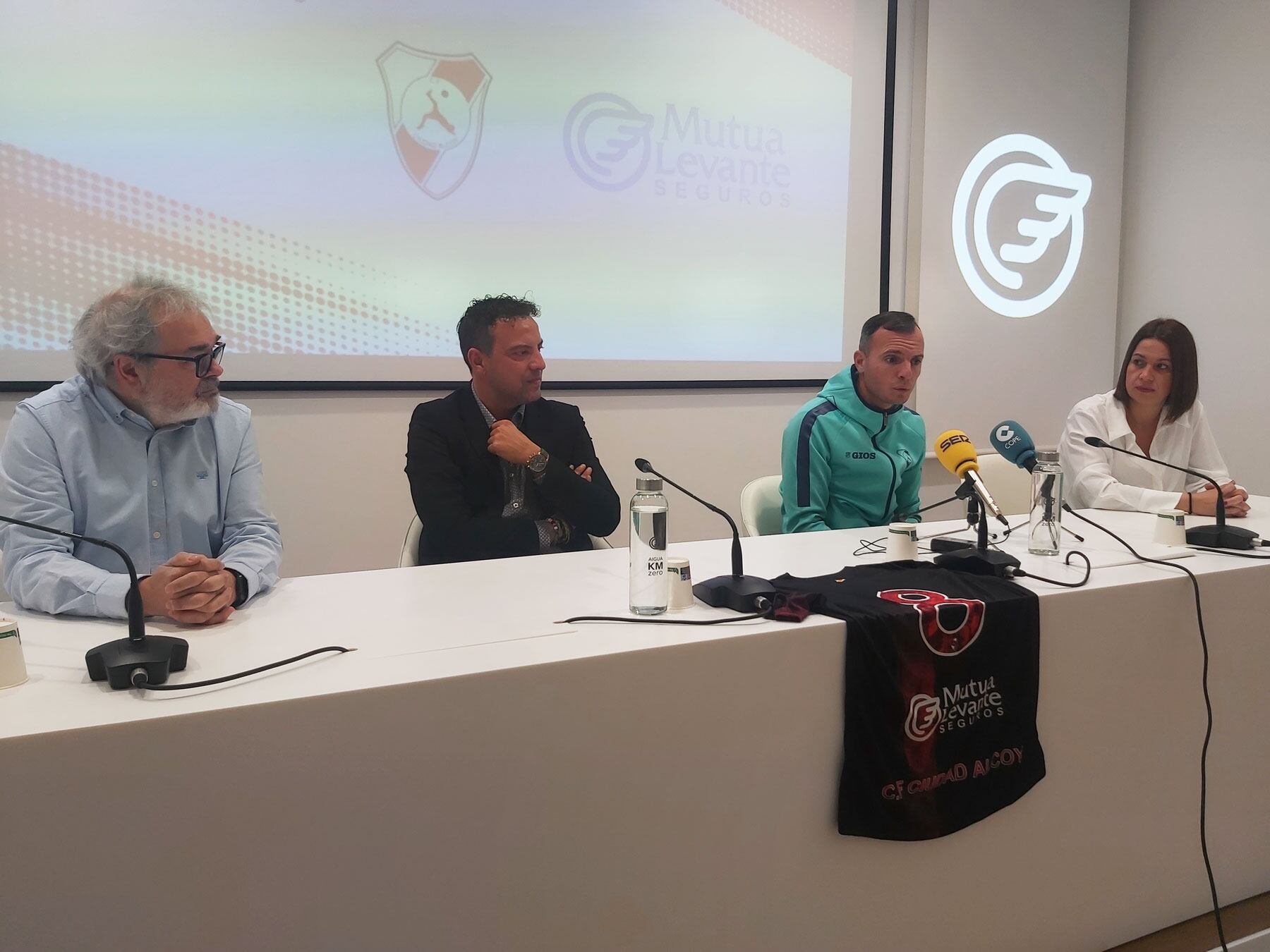 Un instante del acto de presentación del acuerdo entre Mutua Levante y el CF Ciudad Alcoy