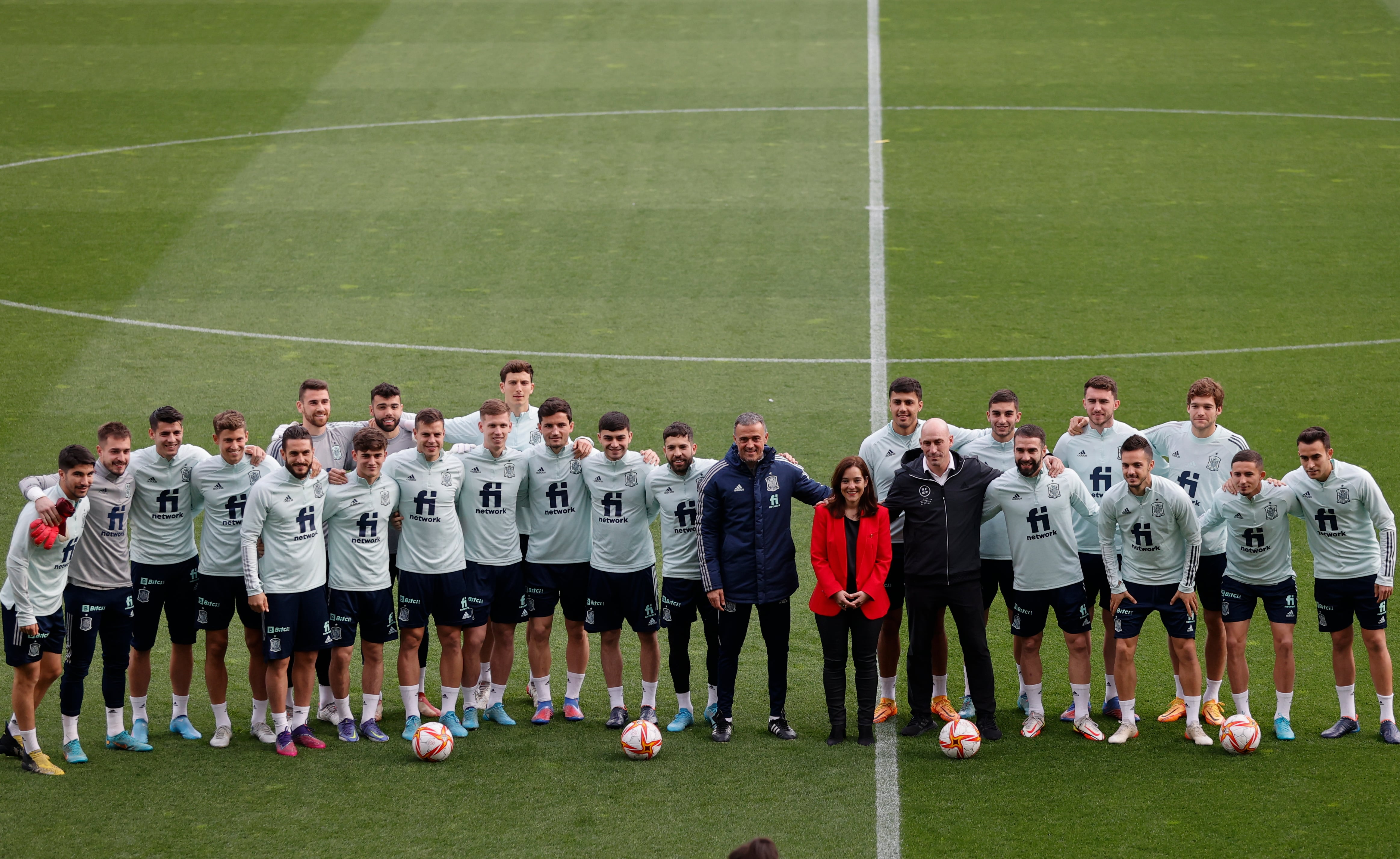 A CORUÑA, 28/03/22.- La alcaldesa de A Coruña, Inés Rey (c), y el presidente de la Real Federación Española de Fútbol (RFEF), Luis Rubiales (c-d), posan junto al entrenador de la selección española, Luis Enrique (c-i), y el resto de la plantilla durante el entrenamiento de este lunes en el estadio de Riazor, en A Coruña, en la víspera del encuentro amistoso frente a Islandia. EFE/Cabalar
