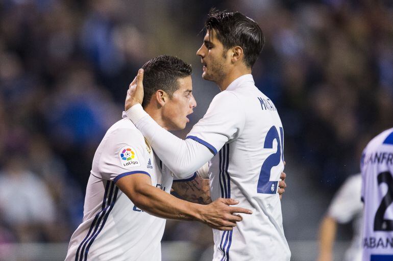 James y Morata se abrazan