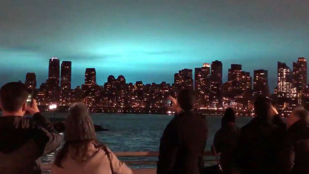 Una explosión pinta de azul el cielo de Nueva York