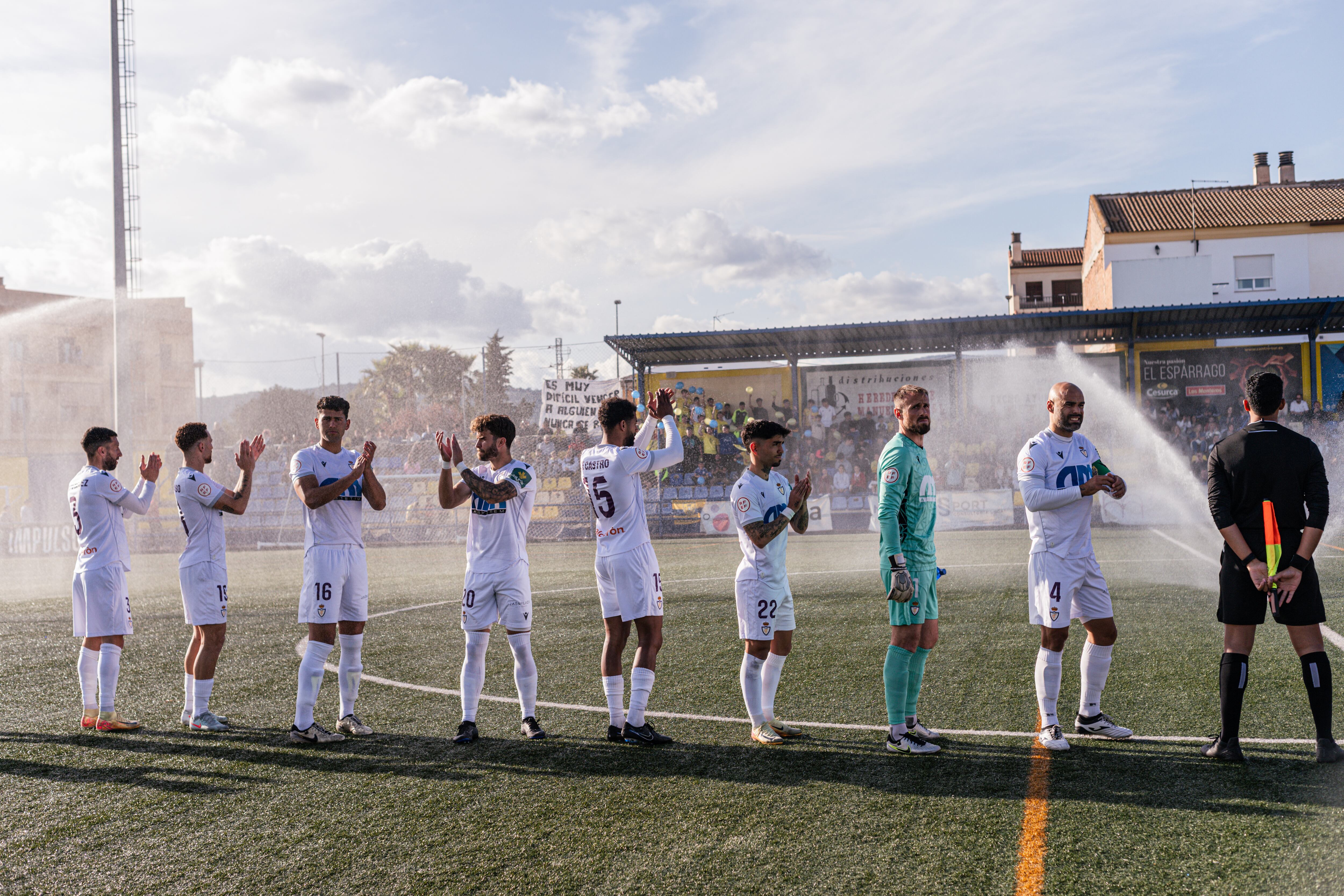 Jugadores del Real Jaén saludando a los aficionados antes del inicio del encuentro ante el Huétor Tájar.