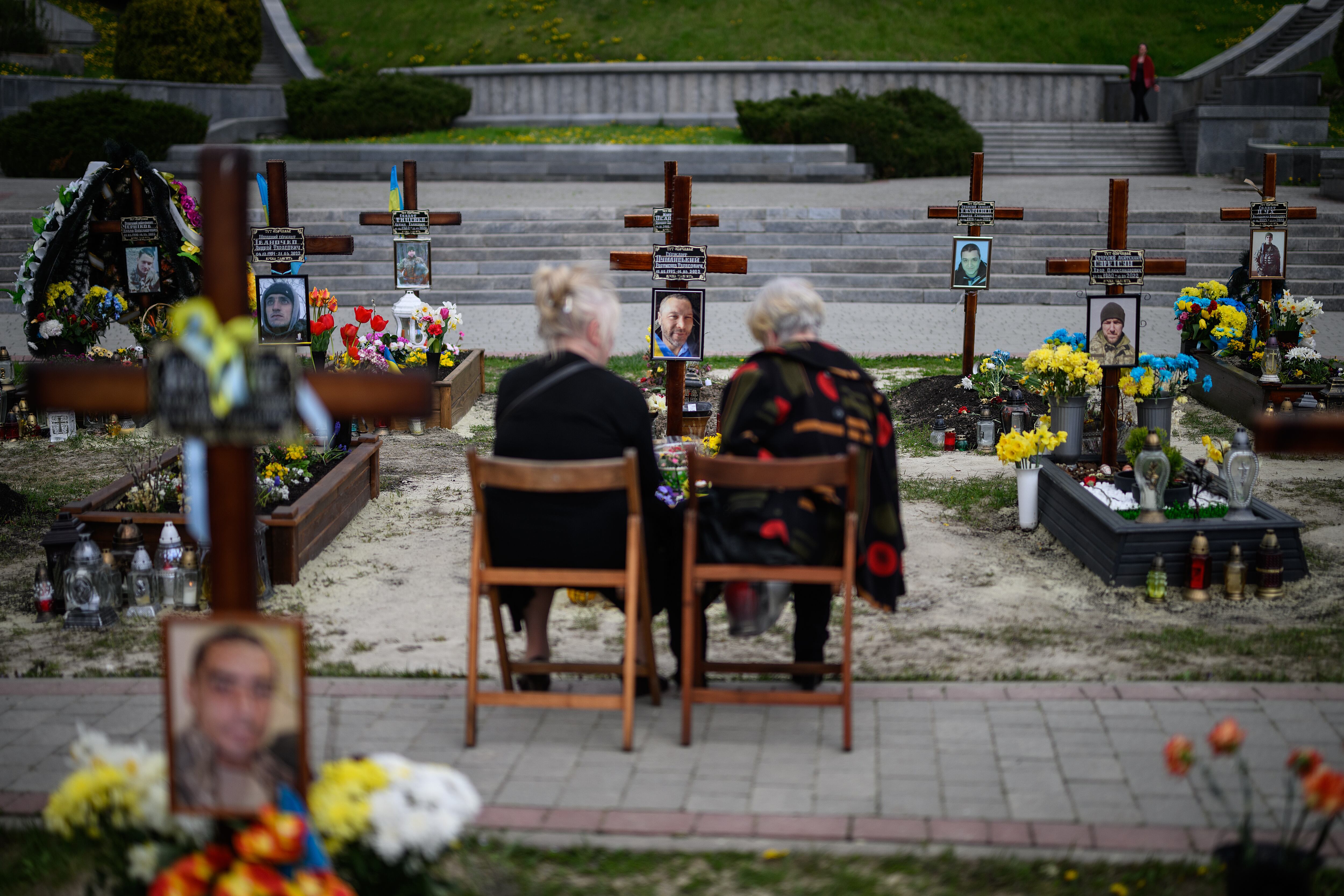 Dos mujeres en el cementerio de la ciudad ucraniana de Lviv