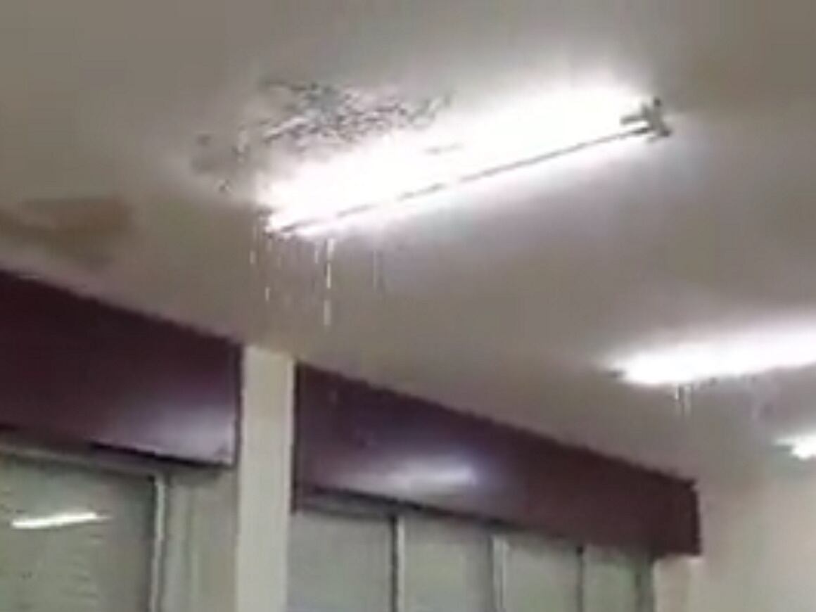 El agua de lluvia se filtra en una de las aulas del IES Juan Sebastián Elcano de Cartagena. Captura de pantalla