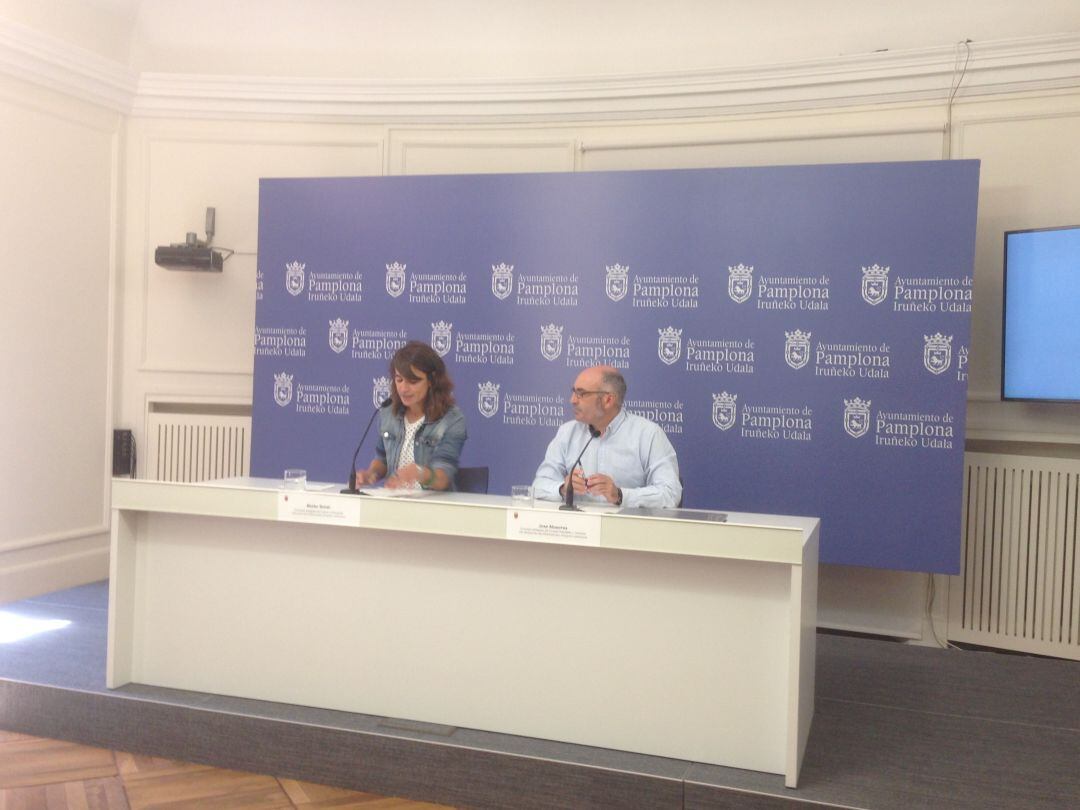 En Pamplona, la concejala de Educación y Cultura, Maider Beloki, y el concejal de Ciudad Habitable y Vivienda, Joxe Abaurrea, presentan el programa conmemorativo del 110º aniversario del fallecimiento del violinista Pablo Sarasate