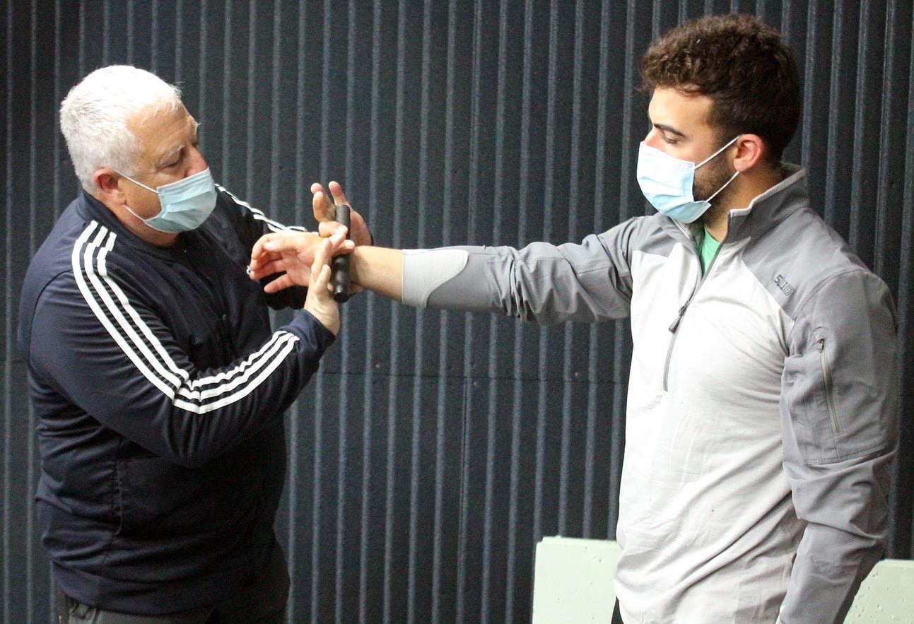 Jaime Torrents realizando una inmovilización de muñeca.