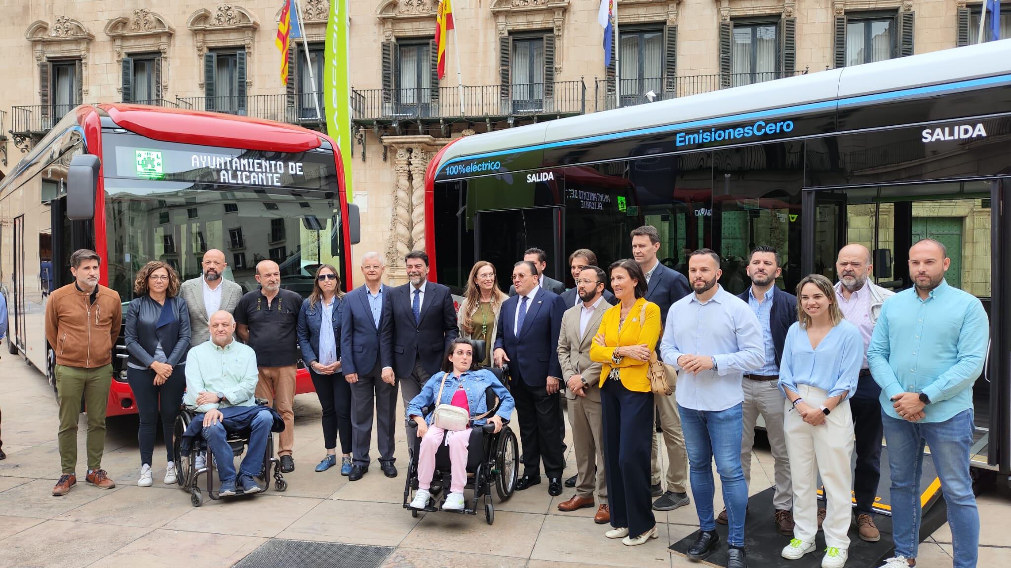 Autoridades y responsables de Vectalia en la presentación de los cuatro nuevos autobuses urbanos eléctricos