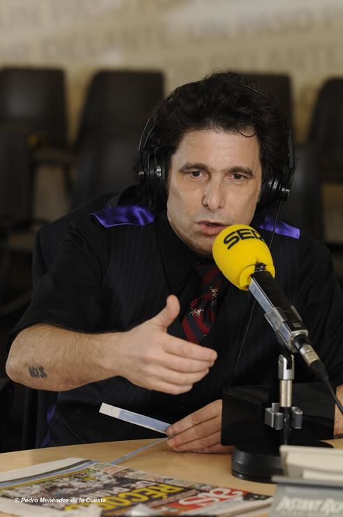 Andrés Calamaro en los estudios de la Cadena Ser.