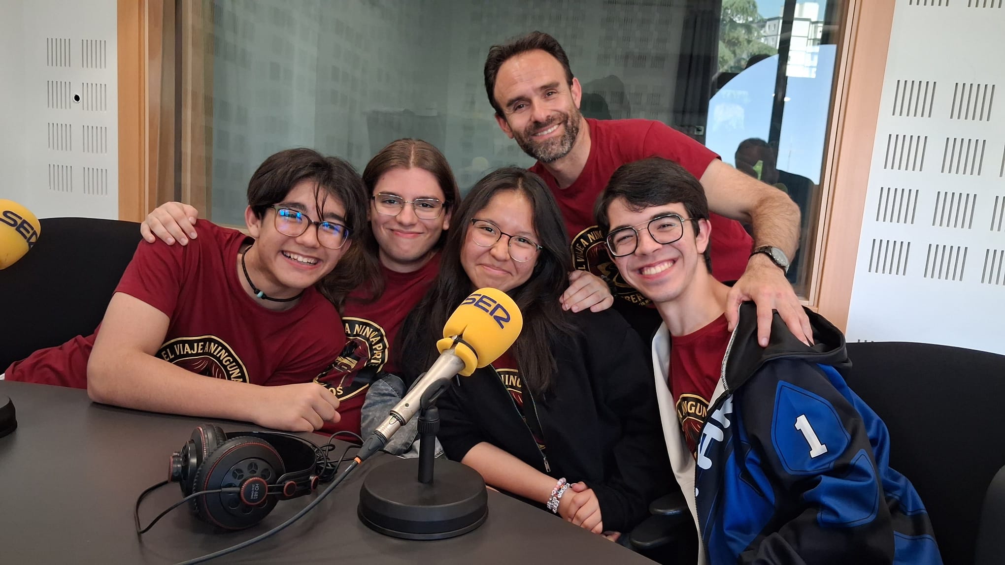 Fernando Sánchez Calvo, profesor del IES Narcís Monturiol de Parla, junto con Oscar, Iván, Angelina y Francisco Javier, estudiantes y actores de Macberianos