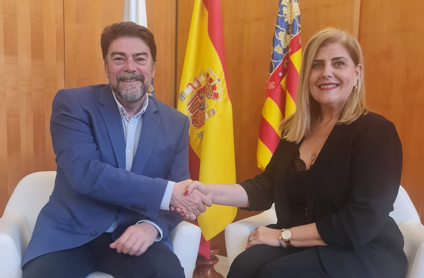 El alcalde, Luis Barcala, junto a la portavoz municipal de Vox, Carmen Robledillo, en el despacho de Alcaldía