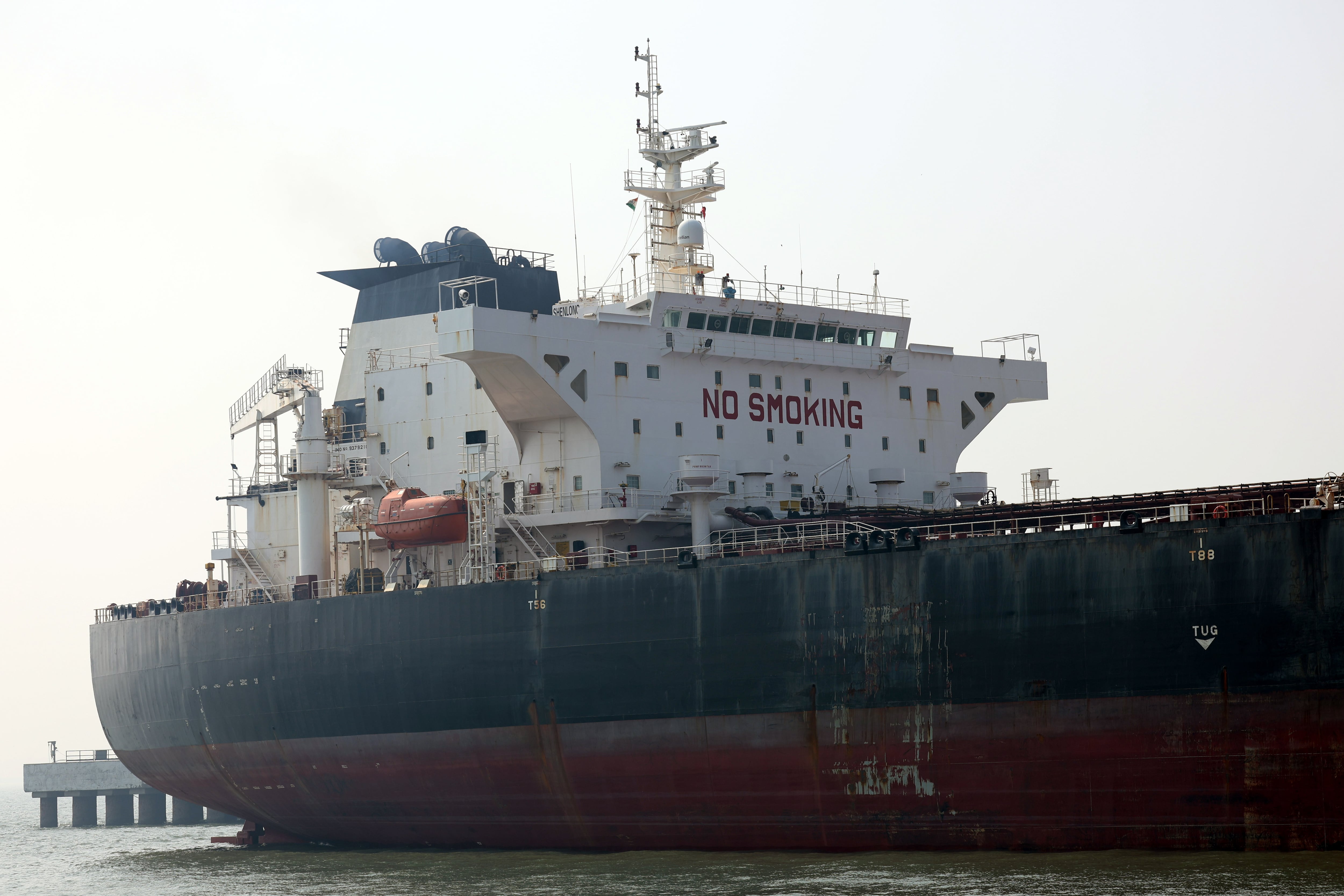 Un petrolero con bandera de Liberia llega al puerto de Bombay después de pasar por el Estreho de Ormuz la pasada semana