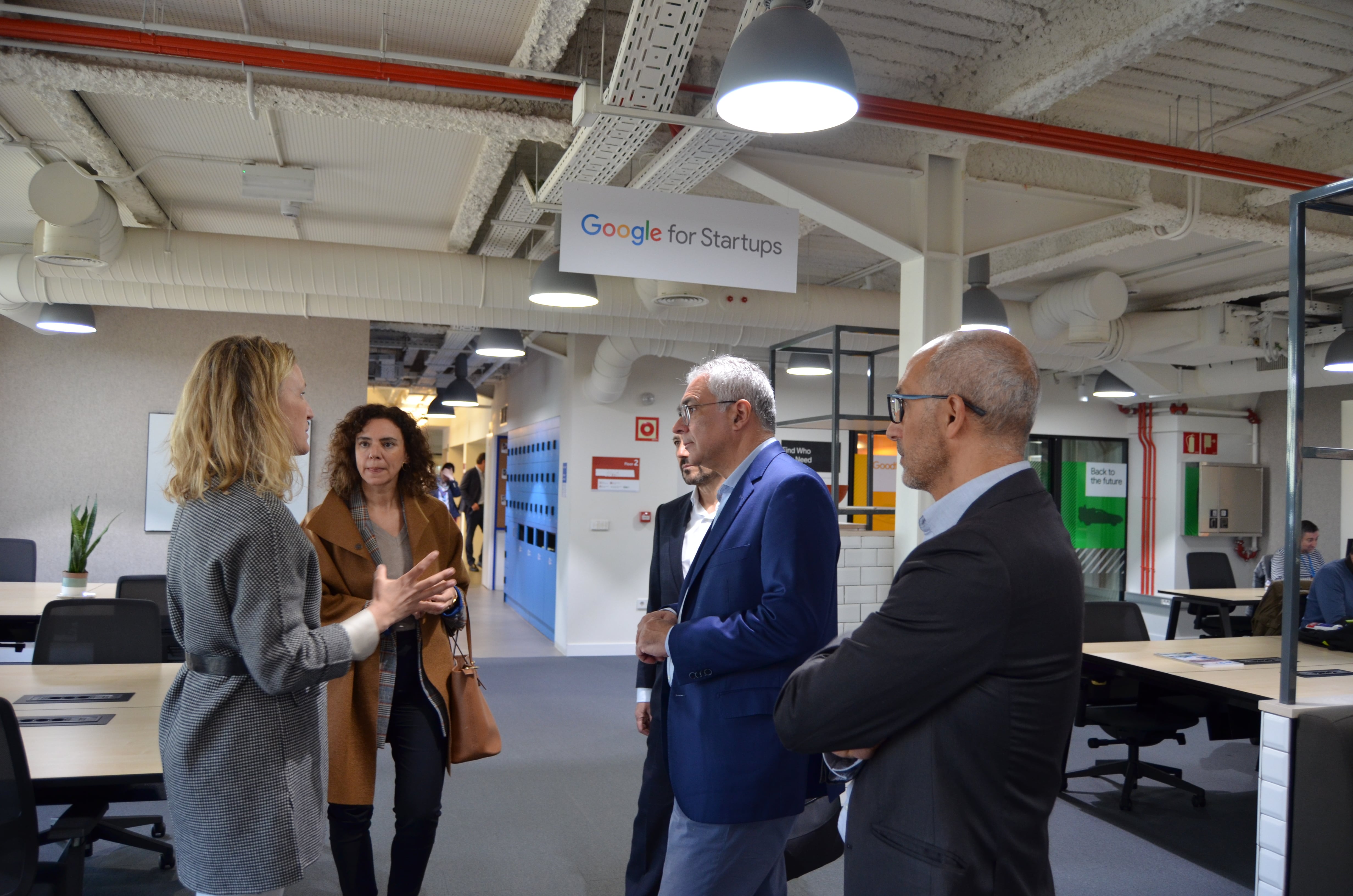 El consejero madrileño Carlos Izquierdo, en el centro, ha visitado el centro para startups que Google tiene en Madrid