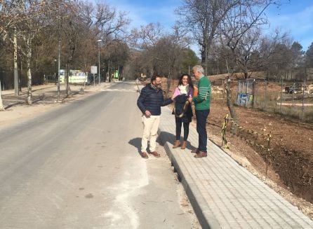 El delegado de fomento y vivienda Rafael Valdivielso junto al alcalde de La Iruela Jose Antonio Olivares y la pedanea, Noelia Galdón, visita las obras para la mejora de la seguridad vial realizadas en la travesia de la A-319 a su paso por Arroyo Frío