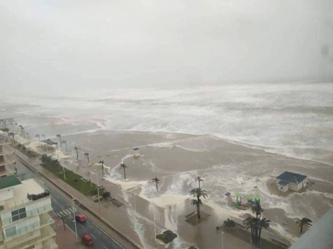 Imágenes de la playa de Gandia durante el temporal Gloria 