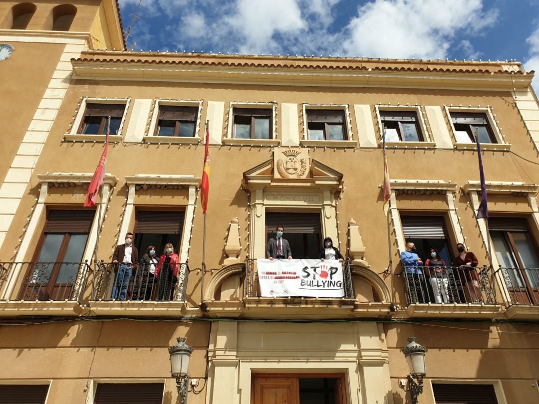 Pancarta contra el acoso escolar en el Ayuntamiento de Elda 