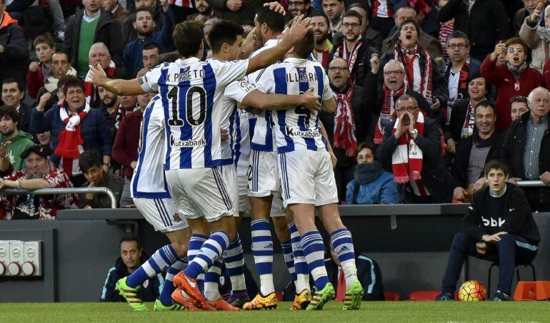 Los jugadores de la Real Sociedad celebran el gol de Jonathas al Athletic.