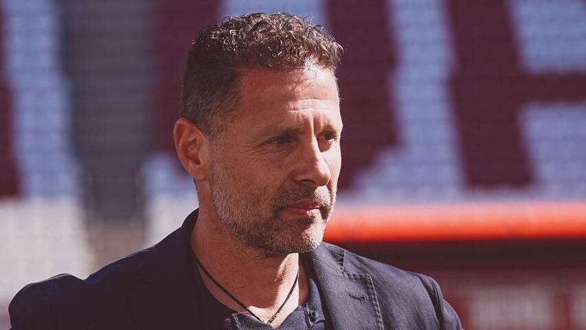 Curro Torres, entrenador del Real Murcia, posa con la bufanda del club en el estadio