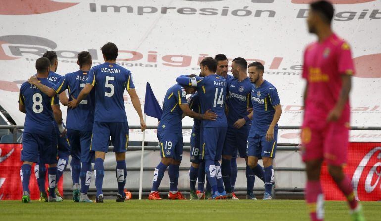 Los jugadores del Getafe celebran el gol marcado ante Las Palmas por su compañero, Víctor Rodríguez
