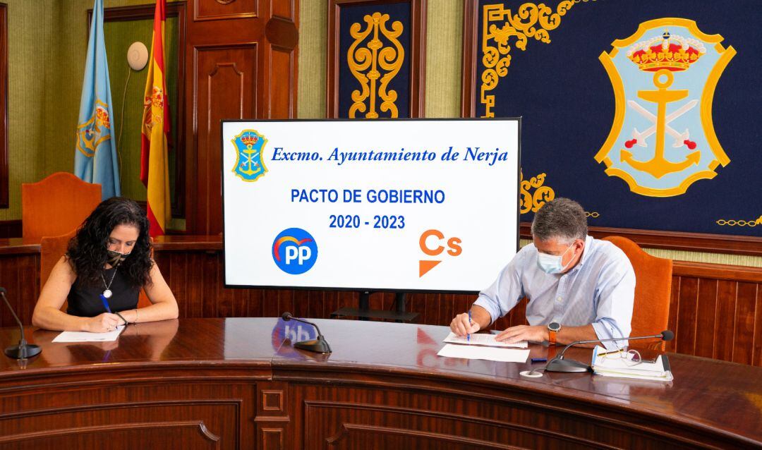 PP y Ciudadanos firman un pacto de gobierno en Nerja