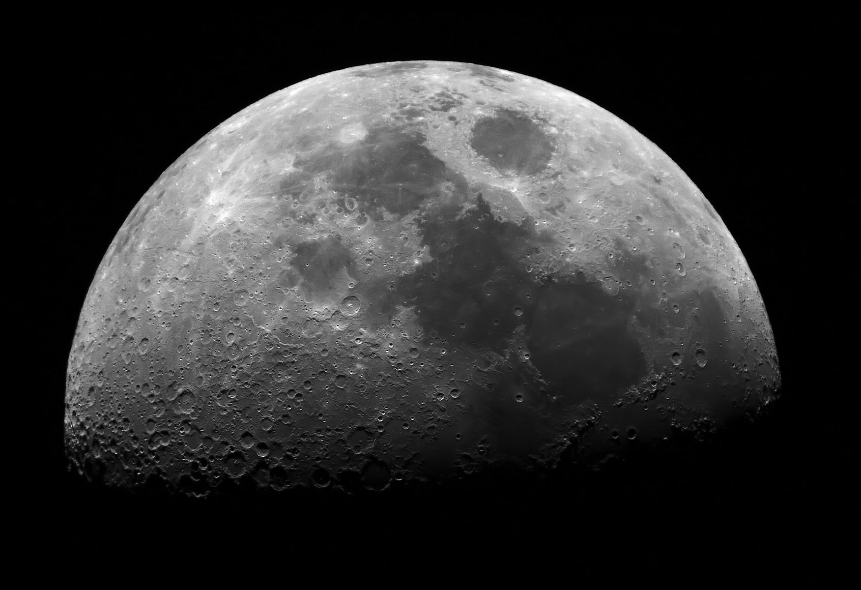 Detalle de la Luna tomada por un telescopio.