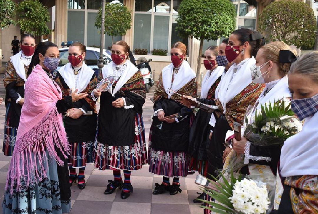 Pilar Zamora, alcaldesa de Ciudad Real ataviada de manchega junto a algunas de sus concejalas, dulcinea y damas de honor