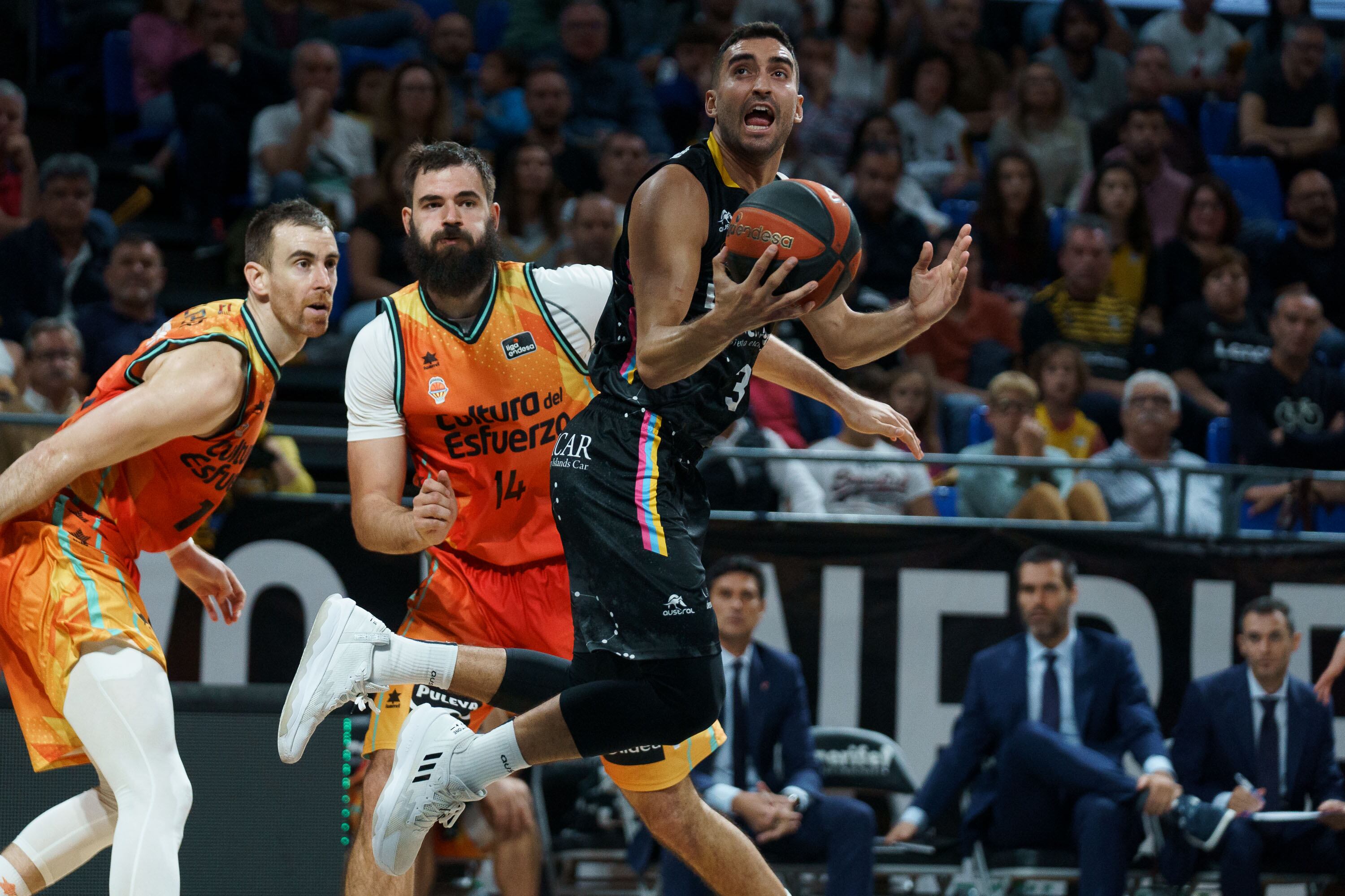 SANTA CRUZ DE TENERIFE, 19/11/2022.- El base del Lenovo Tenerife Jaime Fernández (d) ante los jugadores del Valencia Basket, Bojan Dubljevic (c) y Víctor Claver (i), durante el partido de la Liga Endesa entre el Lenovo Tenerife y el Valencia Basket celebrado este sábado en el pabellón Santiago Martín de La Laguna (Tenerife). EFE/ Ramón De La Rocha