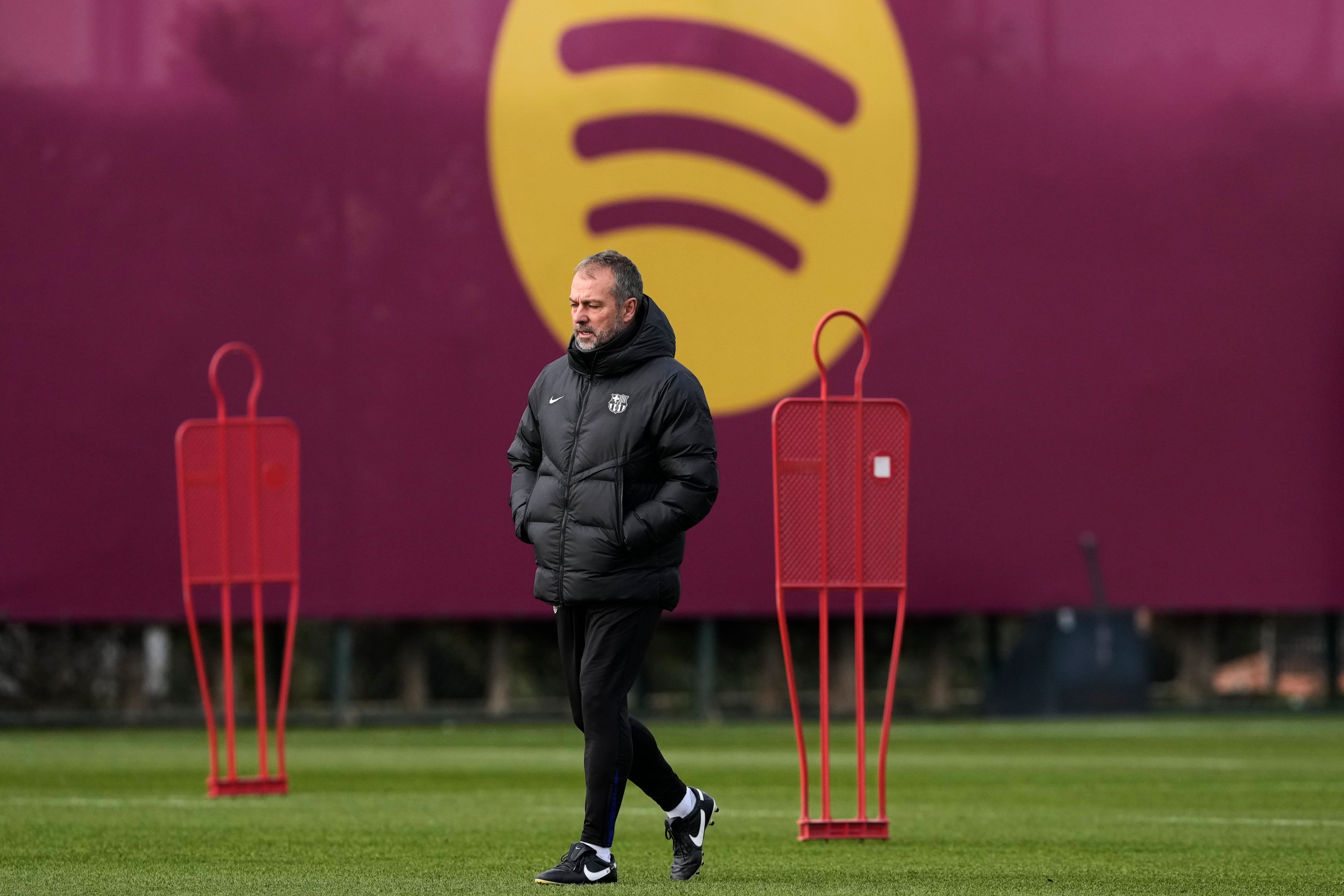 GRAFCAT2369 Sant Joan Despí (BARCELONA) 03/012025.- El entrenador del FC Barcelona, Hansi Flick, durante el entrenamiento realizado este mediodía en la Ciudad Deportiva Joan Gamper de cara al partido de los dieciseisavos de la Copa del Rey de fútbol, que jugarán mañana frente al Barbastro. EFE/Alejandro García
