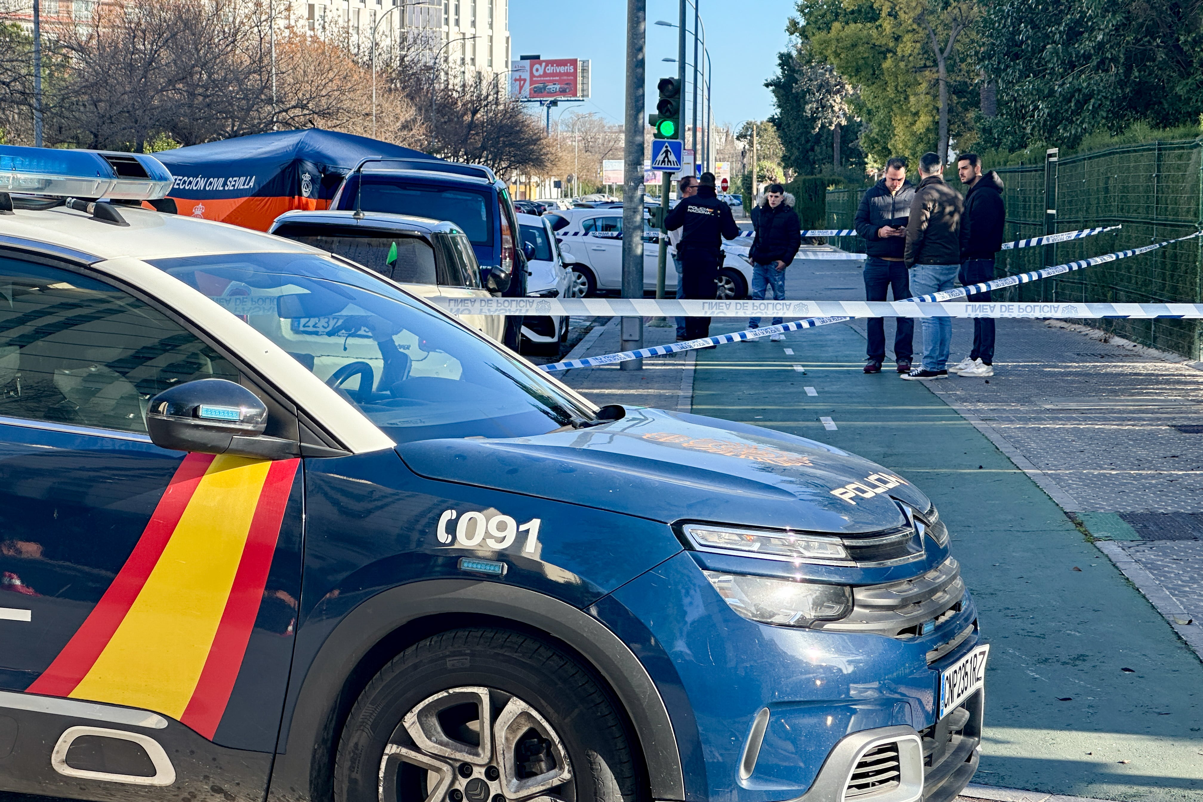 Un joven de 21 años ha fallecido este domingo en la capital de Sevilla tras ser objeto de una agresión en una calle de la barriada de Santa Clara, un suceso cuyas circunstancias está investigando la Policía Nacional.