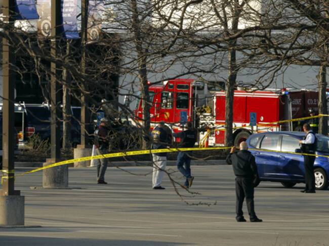 Los bomberos y la policía en la puerta de la biblioteca J.F. Kennedy, que ha sufrido una explosión
