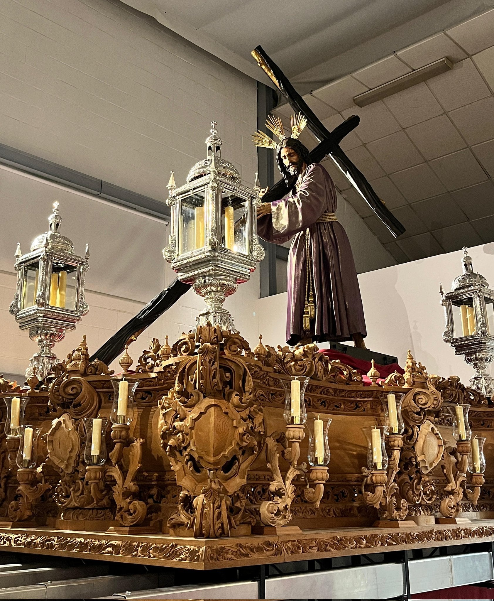 El trono del Redentor del Mundo. Cofradía de Mediadora en Málaga.