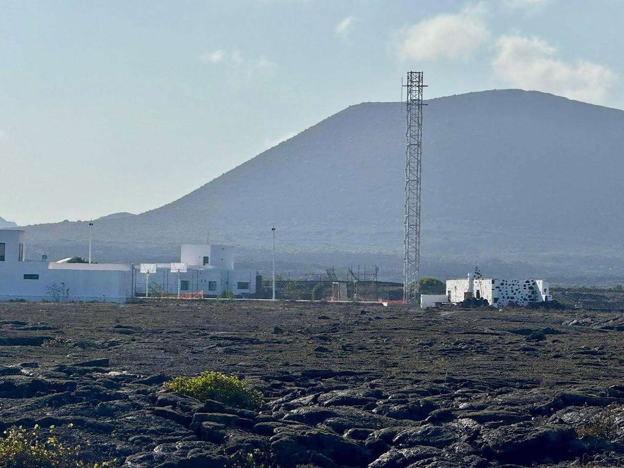 Antena de telefonía instalada en Masdache, en Lanzarote.