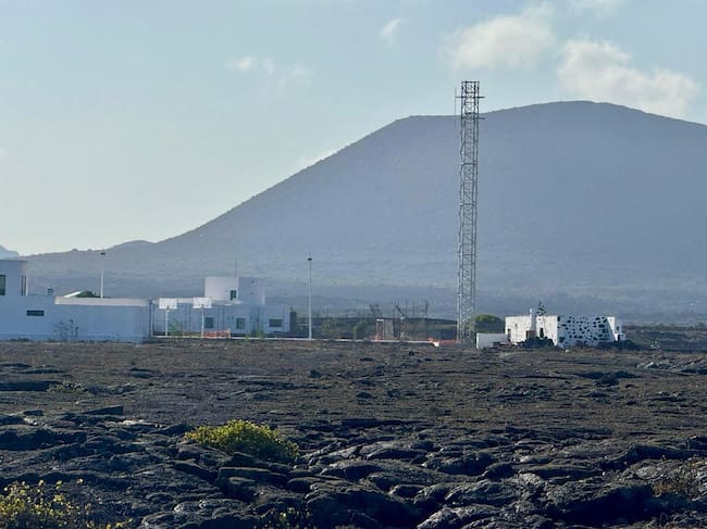 Antena de telefonía instalada en Masdache, en Lanzarote.