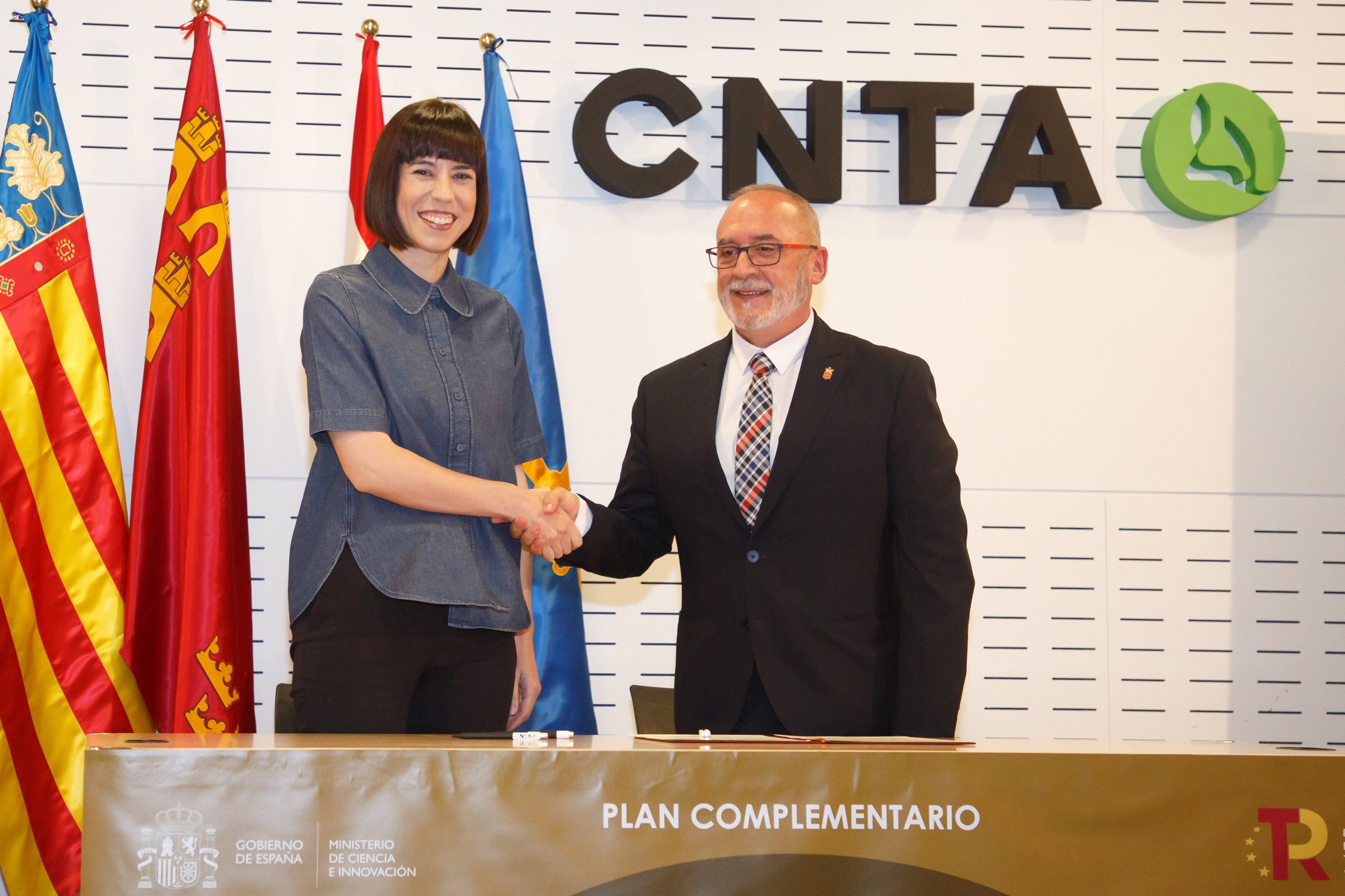 La ministra Diana Morant y el hasta ahora consejero de Universidad, Innovación y Transformación Digital, Juan Cruz Cigudosa, en un acto en la sede del CNTA de San Adrián (Imagen de archivo).