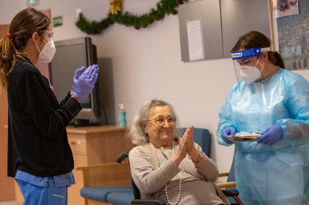 Avelina Serrano, de 94 años, ha sido la primera ciudadana balear en recibir la vacuna contra la COVID-19.