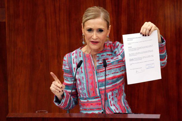 La presidenta madrileña, Cristina Cifuentes, en el pleno extraordinario de la Asamblea de Madrid.