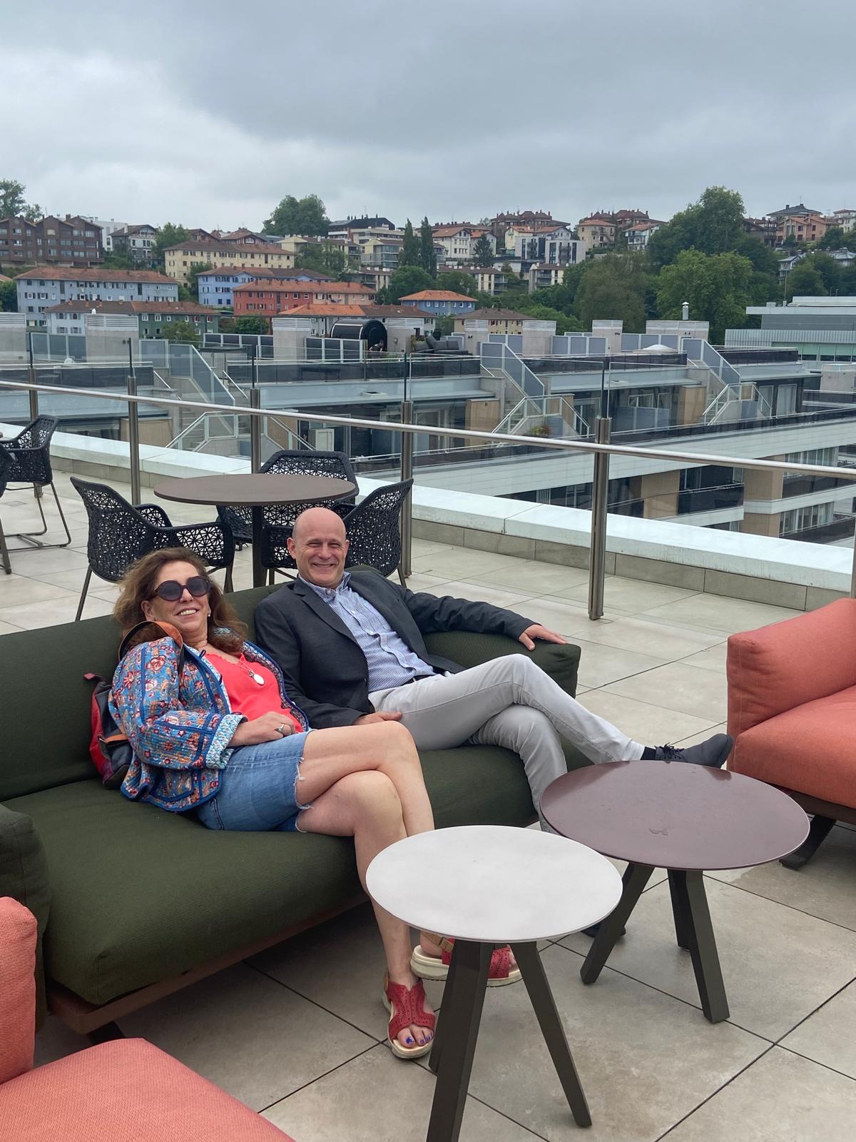 Mireia Alonso e Iñaki Alfageme miran cómodamente a cámara