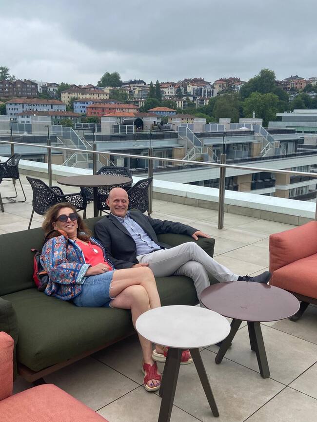 Mireia Alonso e Iñaki Alfageme miran cómodamente a cámara