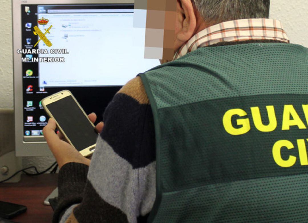 La Guardia Civil investiga a tres menores por difundir fotografías íntimas de otro joven sin su autorización