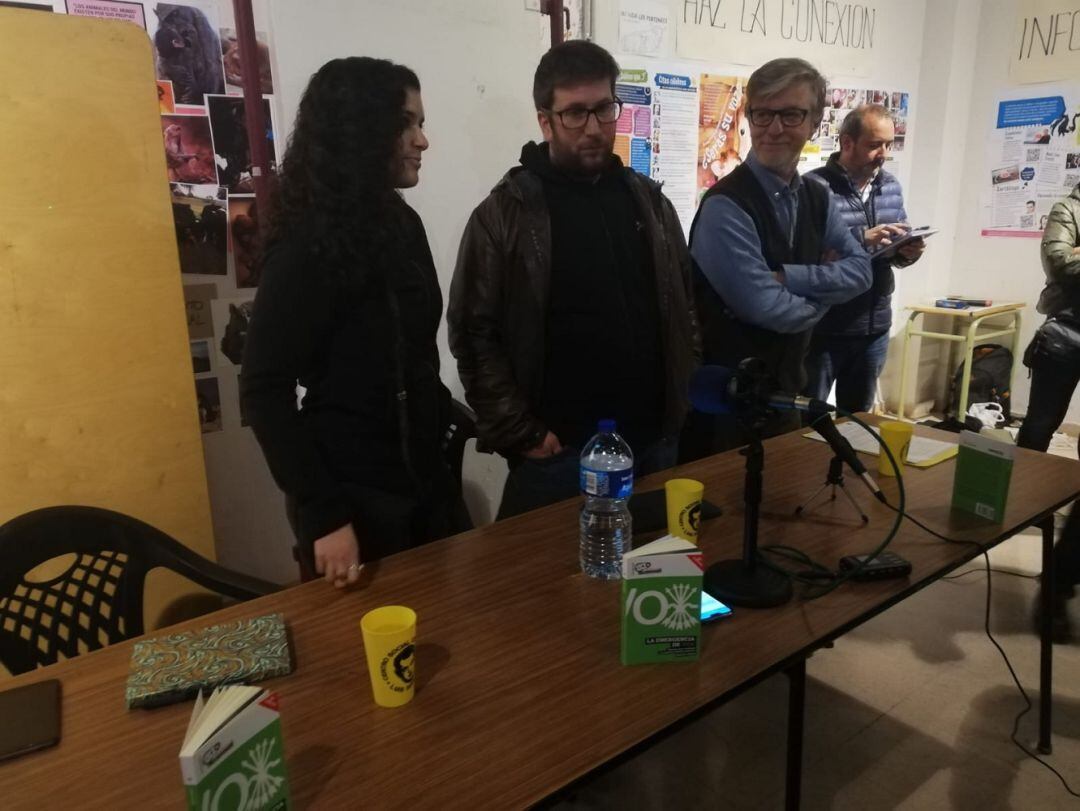 El cofundador de Podemos y eurodiputado Miguel Urbán, junto a Julia Cámara (Anticapitalistas Aragón) y Pedro Santisteve (ex alcalde, Zaragoza en Común) en el Centro Social Comunitario Luis Buñuel 