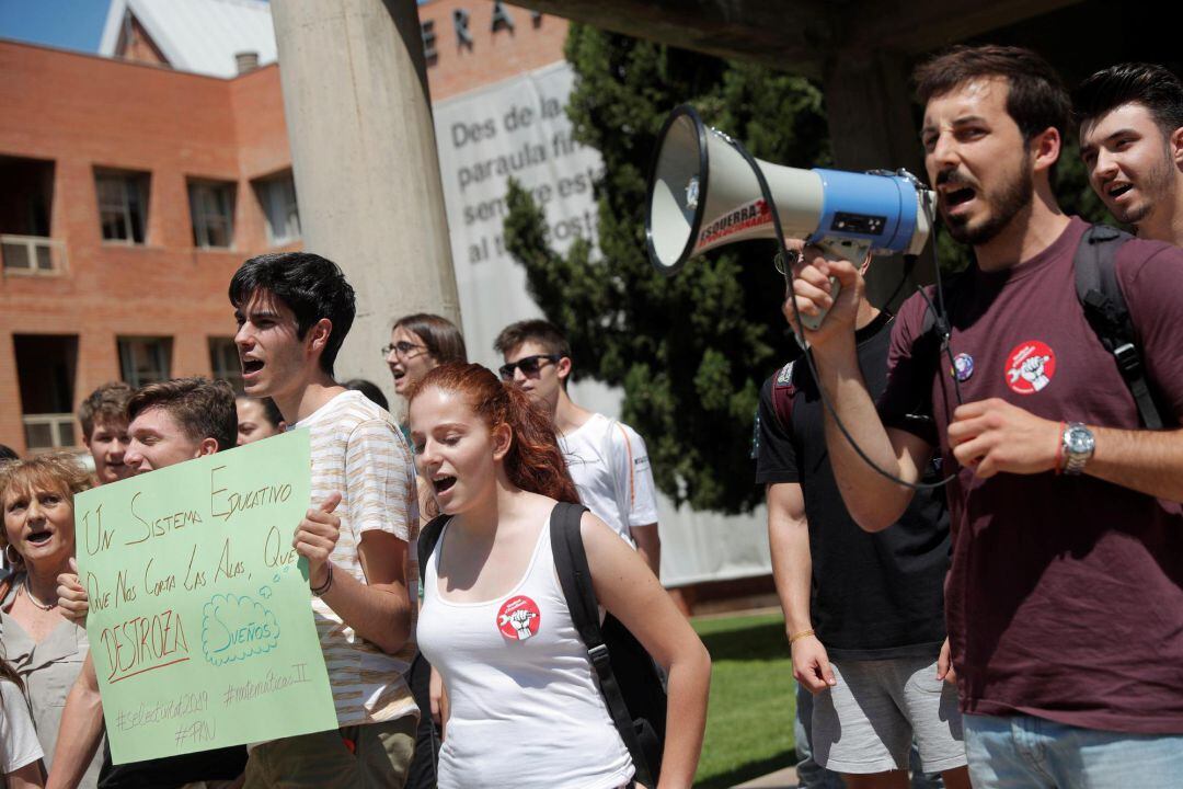 Concentración ante la Conselleria de Educación contra las pruebas de la PAU convocado por el Sindicato de Estudiantes para exigir que la prueba de Matemáticas II del martes quede fuera de la evaluación.