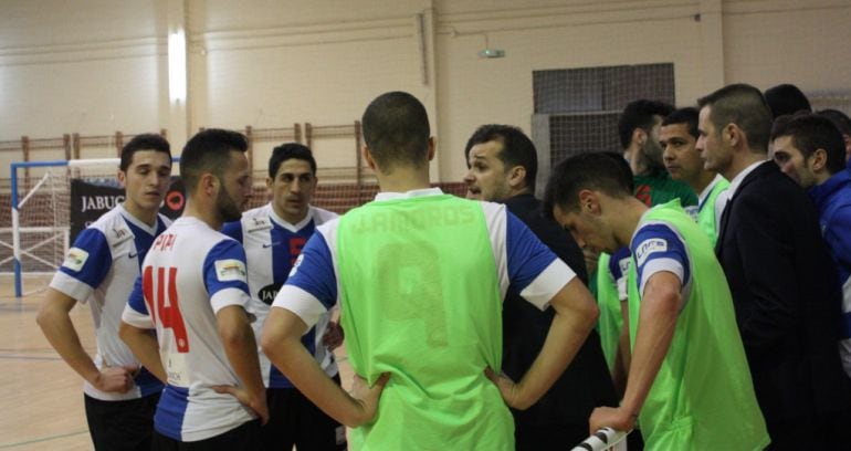 El entrenador del Hércules San Vicente, Jordi Durán, dando instrucciones a sus jugadores